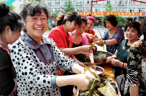 Dandong people celebrate the Dragon Boat Festival