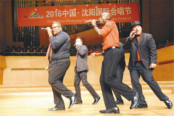 Belarus chorus members learn Chinese fan dance