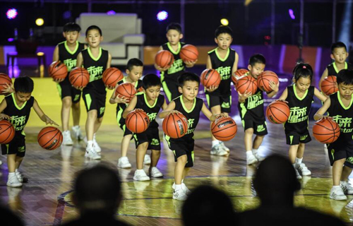 NBA star Kobe Bryant meets fans in Shenyang