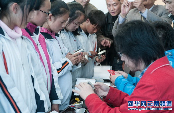 Kids enjoy taking photos of Lijiang Old Town