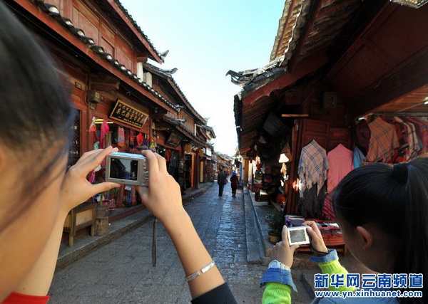 Kids enjoy taking photos of Lijiang Old Town