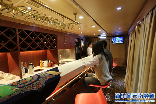 Kunming-Lijiang culture train provides passengers with leisure time