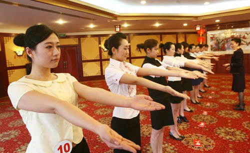 600 pretty girls compete to become stewardesses