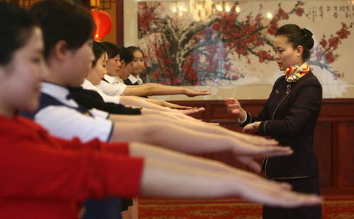 600 pretty girls compete to become stewardesses