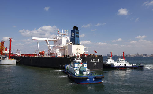 300,000-ton oil tanker berths at Qingdao port