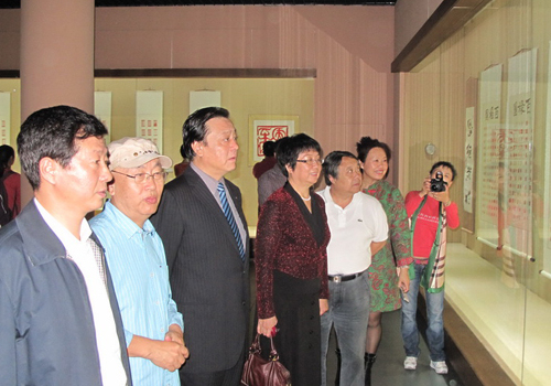 Chinese seal cutting exhibition starts tour in Qingdao