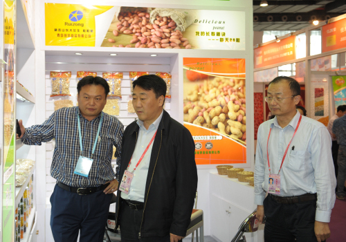 Qingdao officials drop by for a good look at the Canton Fair