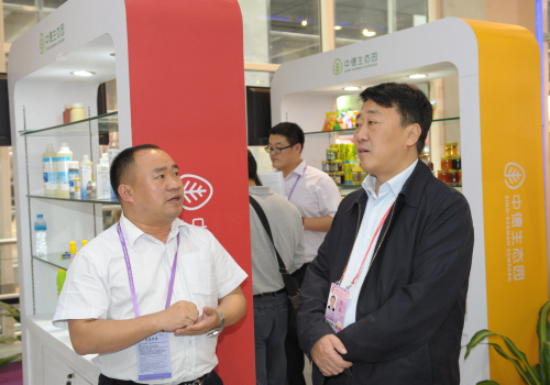 Qingdao officials drop by for a good look at the Canton Fair