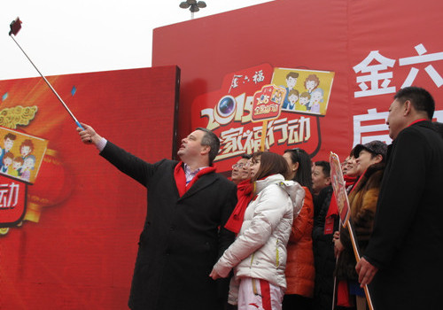 Qingdao dama's dance raises awareness of family photos