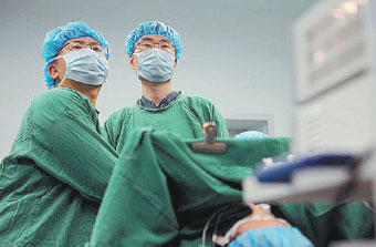 Qingdao surgeon devotes career to rural medical education