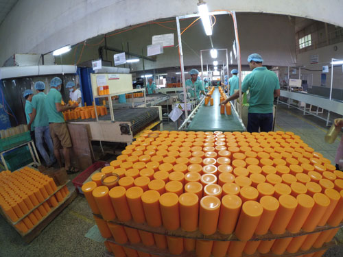 Qingdao candle maker thrives in global market