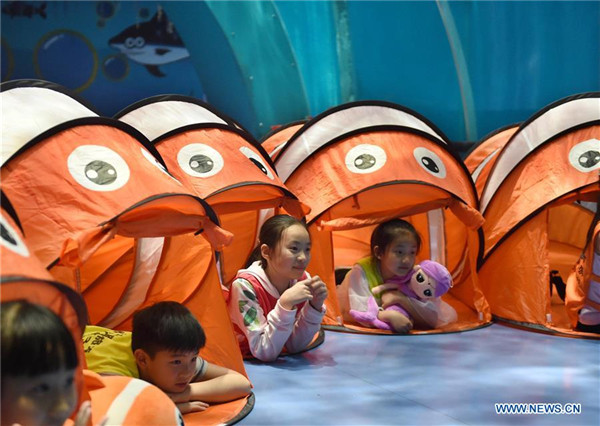 All night camp makes children closer to marine animals in Qingdao