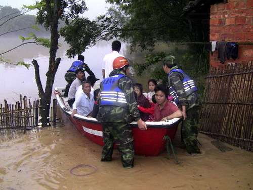 People in storm-hit Guangdong transferred to safe places