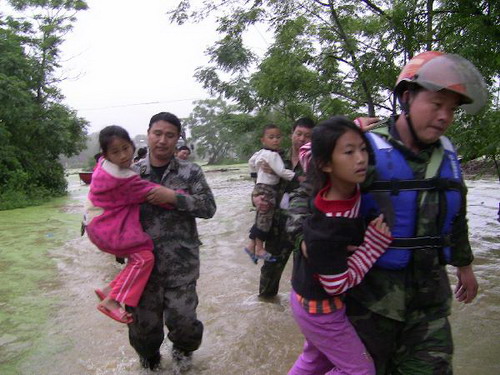 People in storm-hit Guangdong transferred to safe places