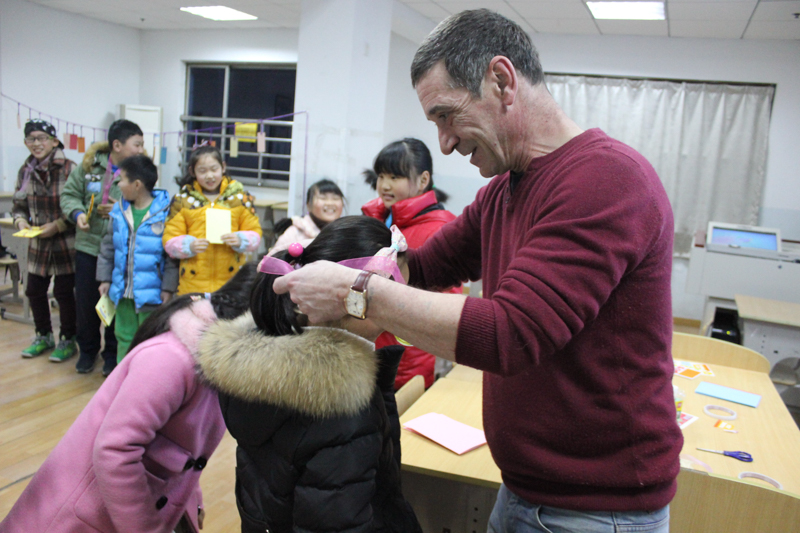 Foreign expert in Hangzhou posthumously awarded Qianjiang Friendship Award