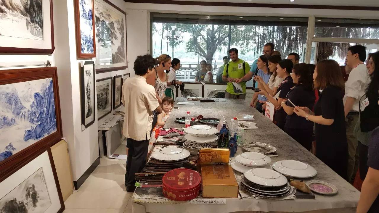 Foreign experts in Guangzhou experience Lingnan culture