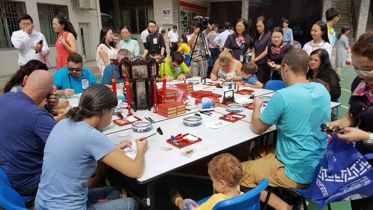 Foreign experts in Guangzhou experience Lingnan culture
