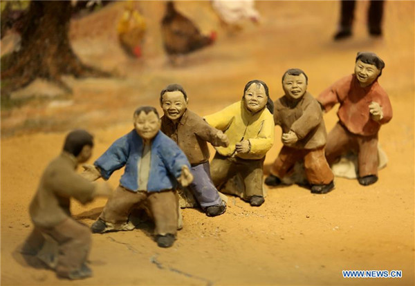 Clay sculptures about rural life exhibited in Linyi, Shandong