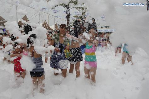 People participate in bubble carnival, E China