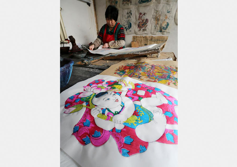 Folk artists make woodblock paintings for Spring Festival