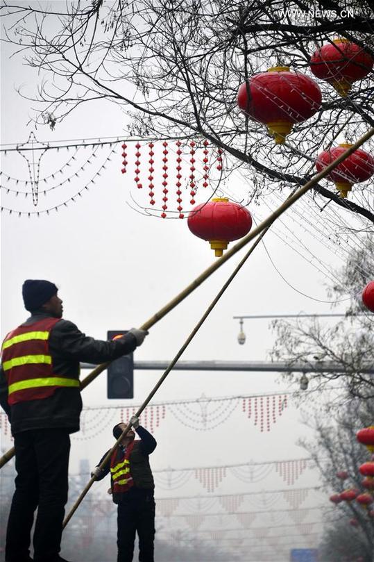 Streets decorated with red lanterns to greet Spring Festival in Liaocheng
