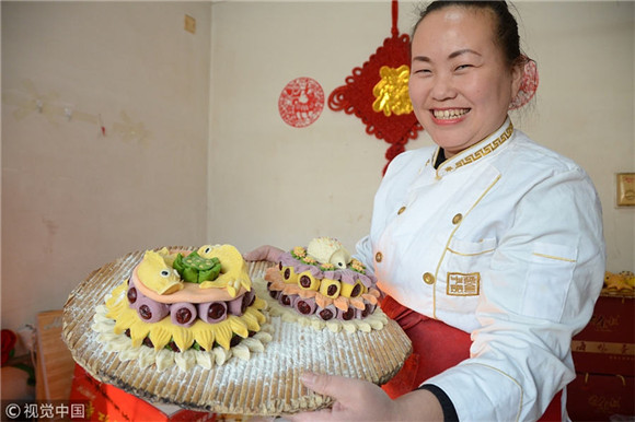Artisan makes flower cakes for Chinese New Year