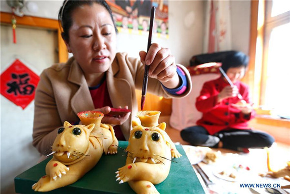 Dough lamps made to greet Lantern Festival in Qingdao