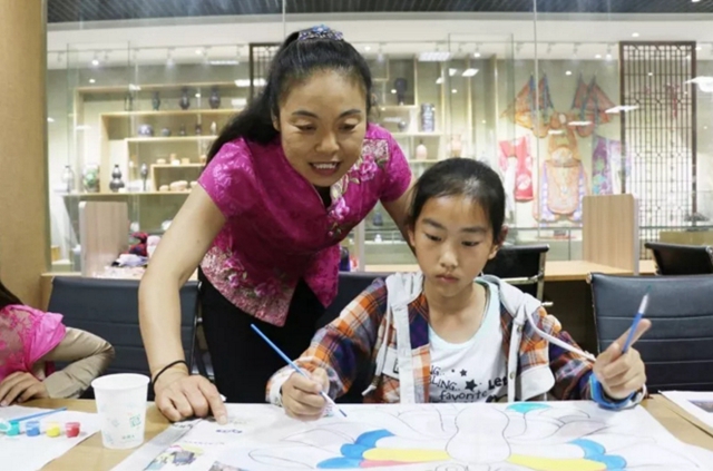 Kids learn painting kites in Shandong