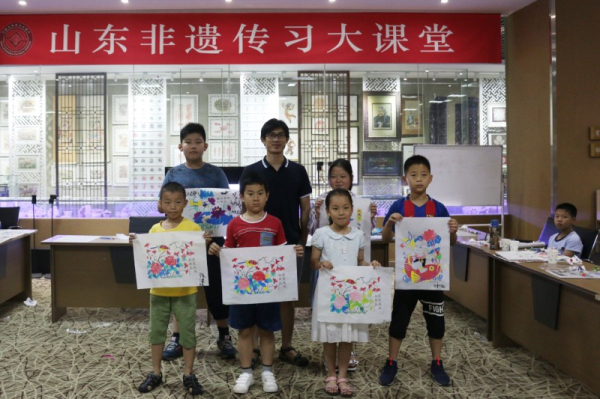 Shandong schoolchildren paint traditional handcraft pictures