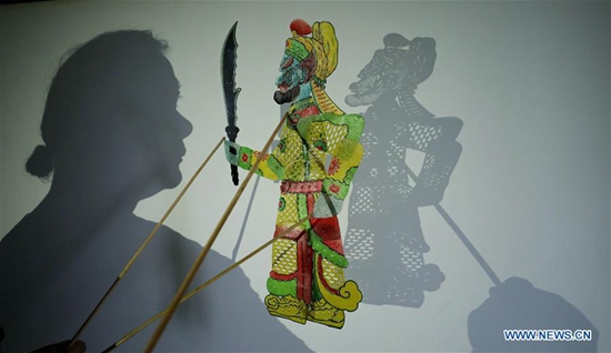 Artist presents traditional shadow puppet plays for free in Shandong