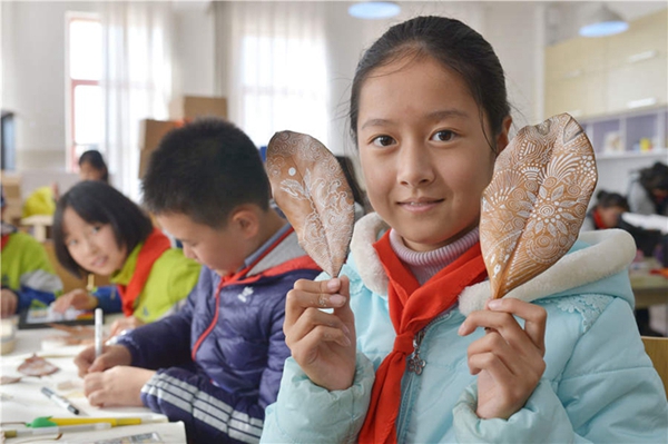 Qingdao students make creative leaf art