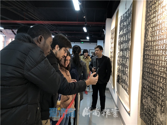 Expats experience traditional culture in Jinan