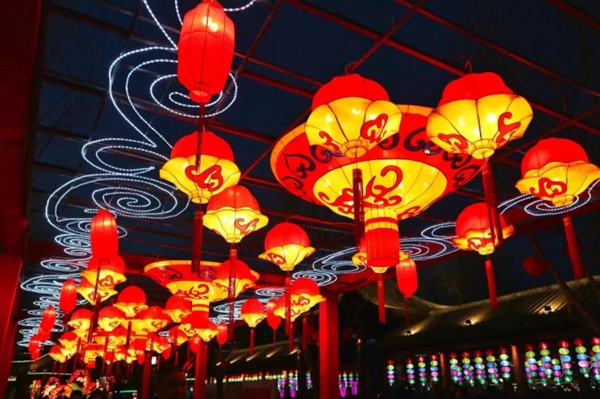 Gorgeous lanterns ignite Jinan Baotu Spring Park