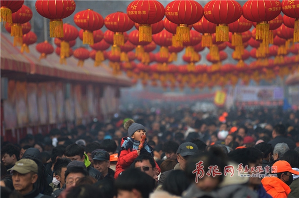 In pics: Qingdao folk fair bustles with shoppers