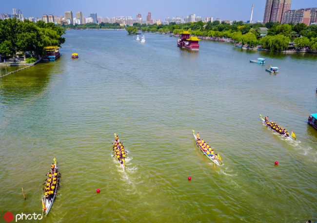 Daming Lake stages traditional dragon boat race