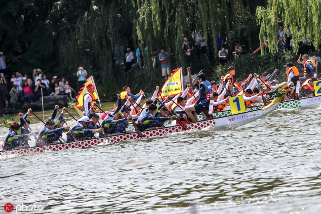 Daming Lake stages traditional dragon boat race