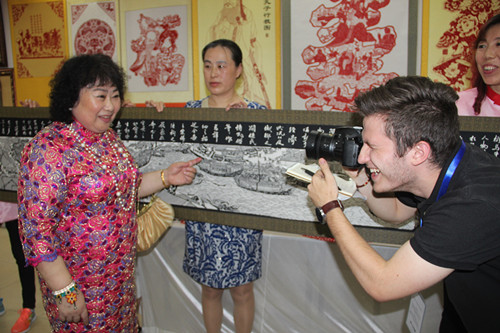 Paper-cutting master impresses South Korean journalists