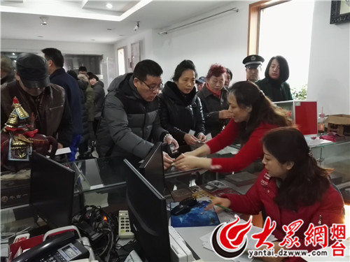 Rooster stamps popular in Yantai