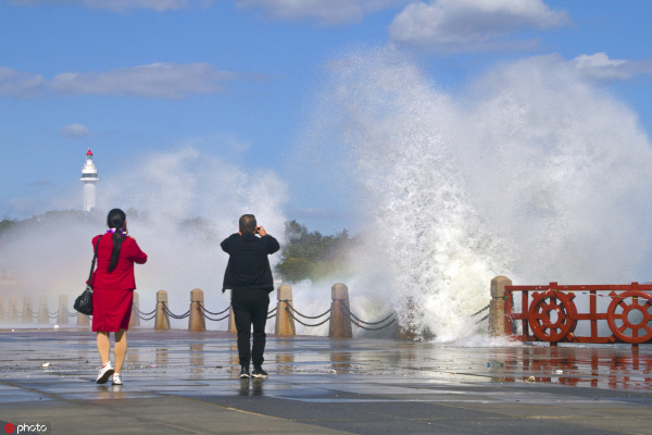 Cold front brings large waves along Yantai coast