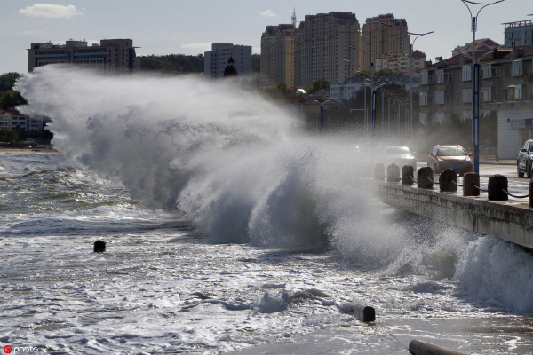 Cold front brings large waves along Yantai coast