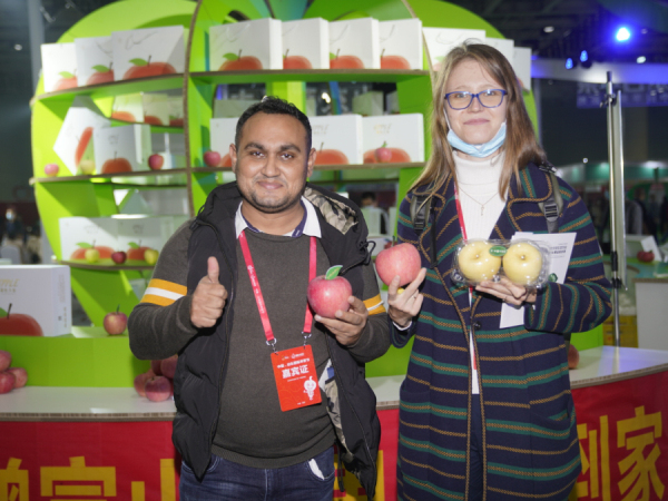 In pics: Yantai intl apple festival lures foreign visitors