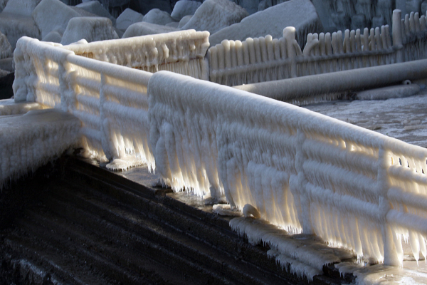 Spectacular icicles captured in Penglai