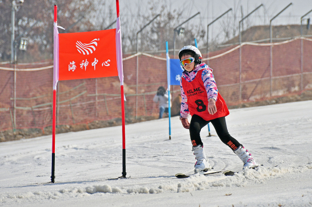 Snow sports competition held in Yantai