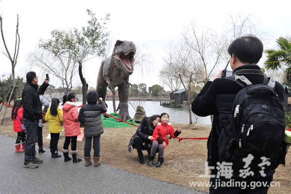Dinosaur exhibition in Huating attracts 4,000 visits in two days