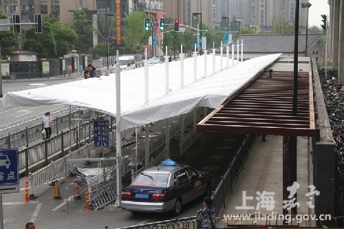 Taxi riders in Jiading get rain protection