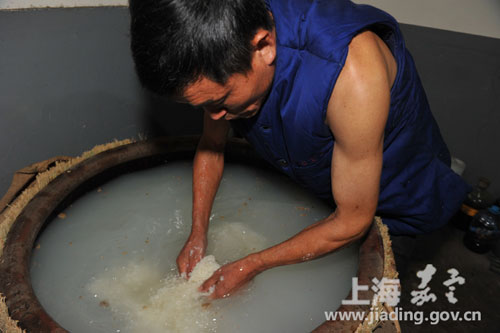 Xuhang people enjoy rice wine in winter