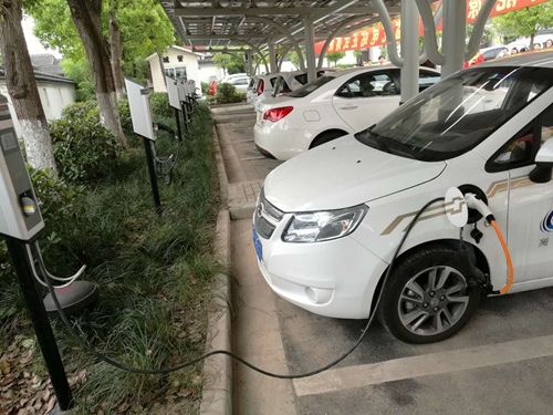Jiading gets first free electric car charging station