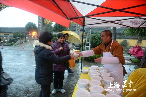 Jiading temples send special congee at Laba Festival