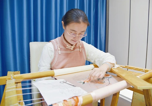 Young Jiading embroiderer stitches traditional art to world