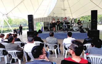 Lujiazui workers enjoy jazz at noon